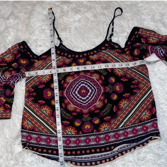 Flying Tomato‎ Paisley Print Cold Shoulder Bell Sleeve Top size small adjustable - Picture 4 of 8